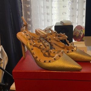 Heeled pumps